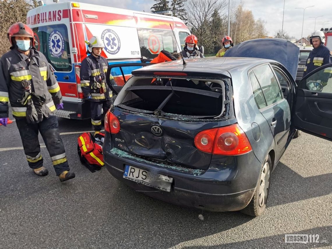 Kolizja na Al. Jana Pawła II. Ciężarówką wjechał w osobówkę