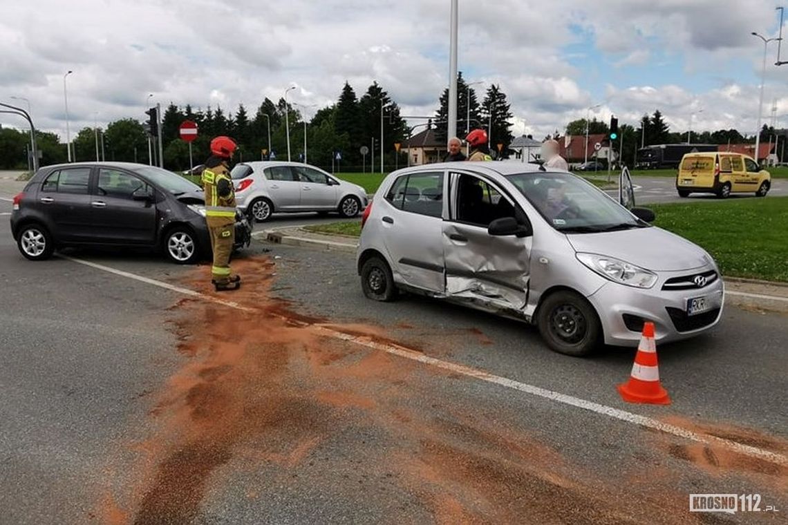 Kolizja na Bieszczadzkiej na wjeździe do centrum handlowego