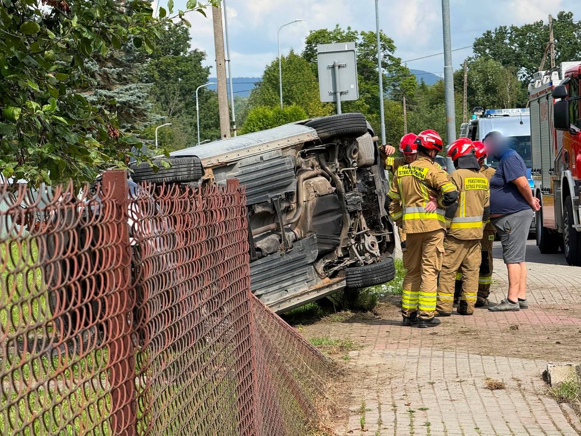 Kolizja na Chopina w Krośnie. Samochód na boku Kolizja na Chopina w Krośnie. Samochód na boku