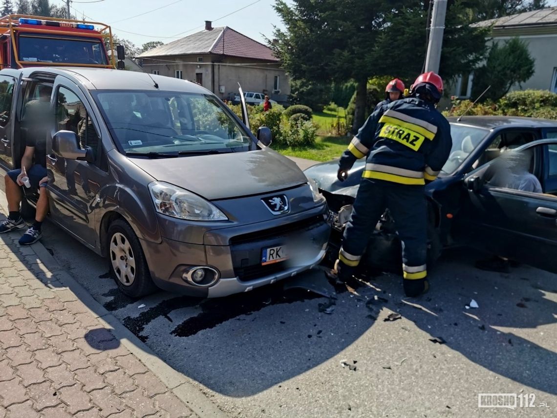 Kolizja na Decowskiego. Po zderzeniu z peugeotem, ford odholowany na złomowisko