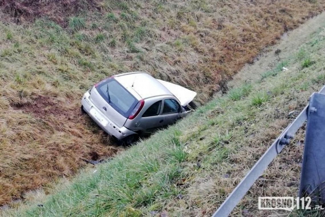Kolizja na DK19. Kierująca oplem wypadła z drogi