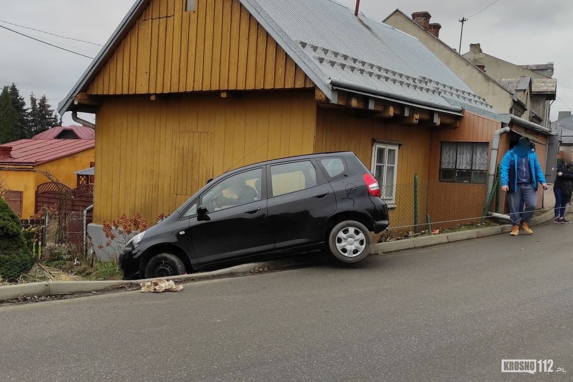Kolizja na Łukasiewicza w Jedliczu. Samochód wjechał w ogrodzenie