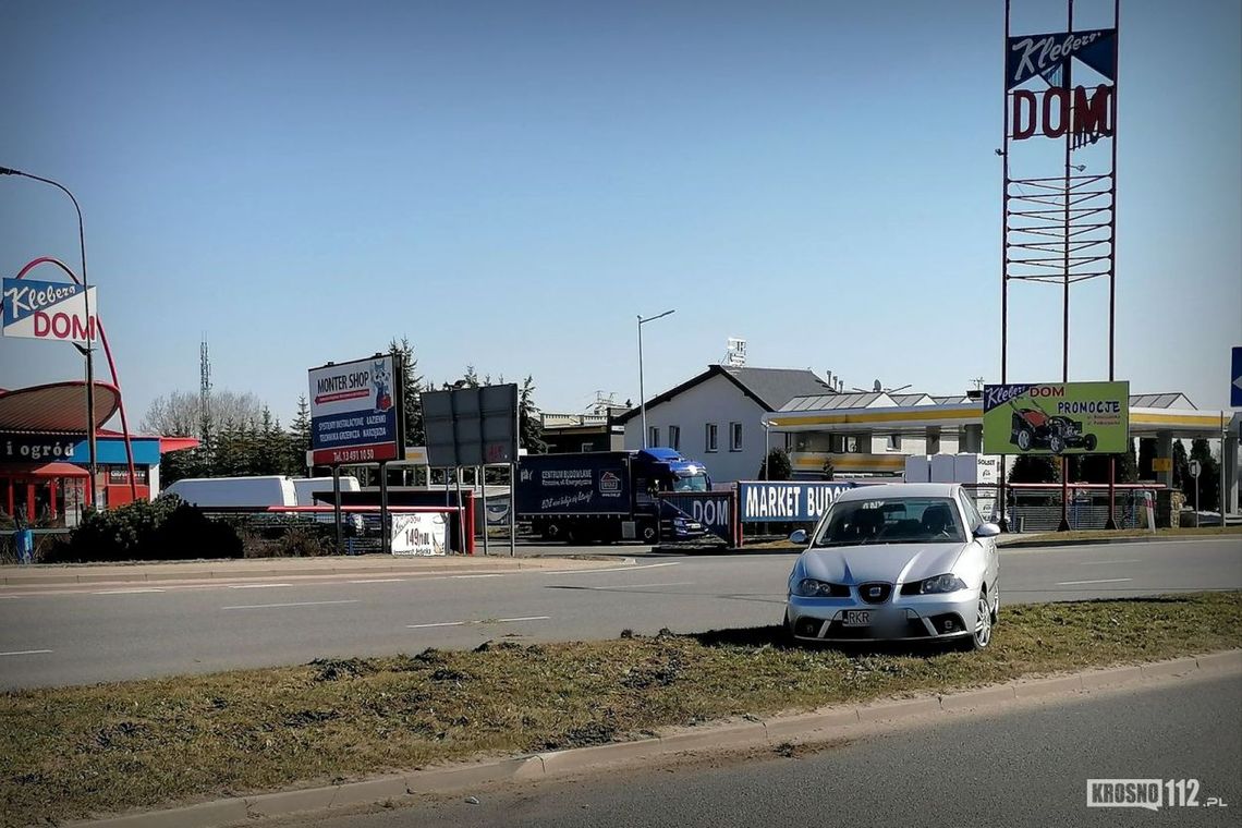 ? Kolizja na Podkarpackiej. Seat zakończył jazdę na pasie zieleni