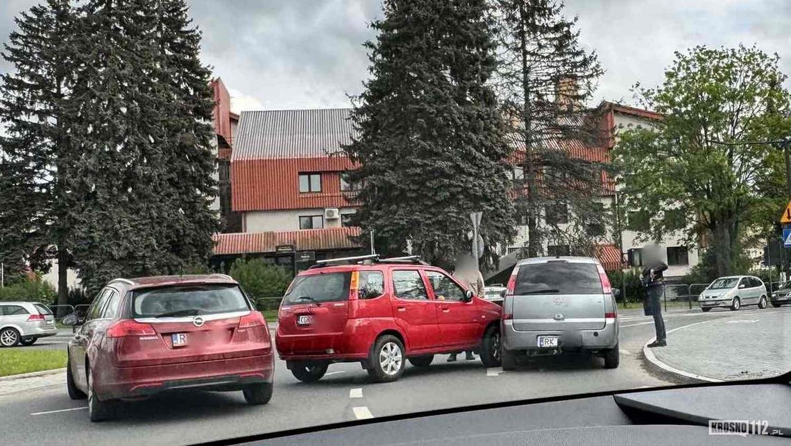 Kolizja na rondzie przy Poczcie Głównej
