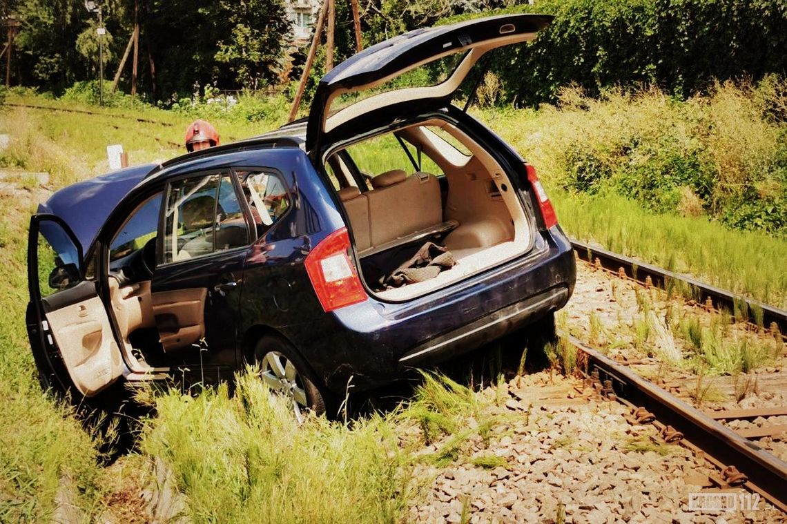 ? Kolizja na skrzyżowaniu. Kia spadła na tory kolejowe