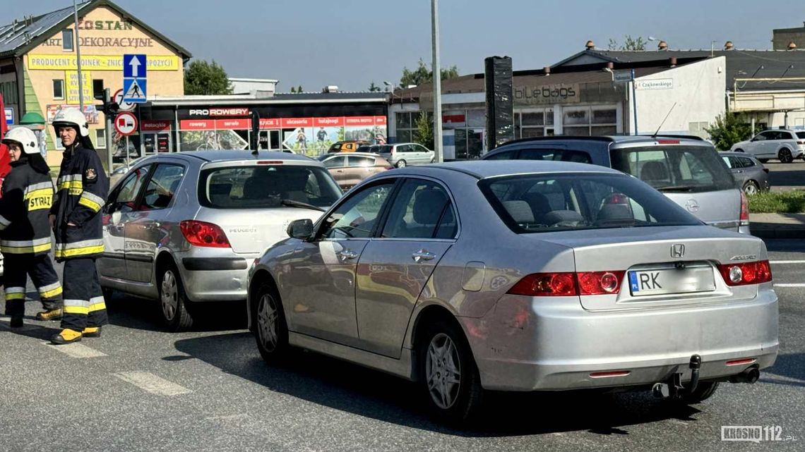 Kolizja na skrzyżowaniu w Krośnie. Kobieta i dwójka dzieci w szpitalu