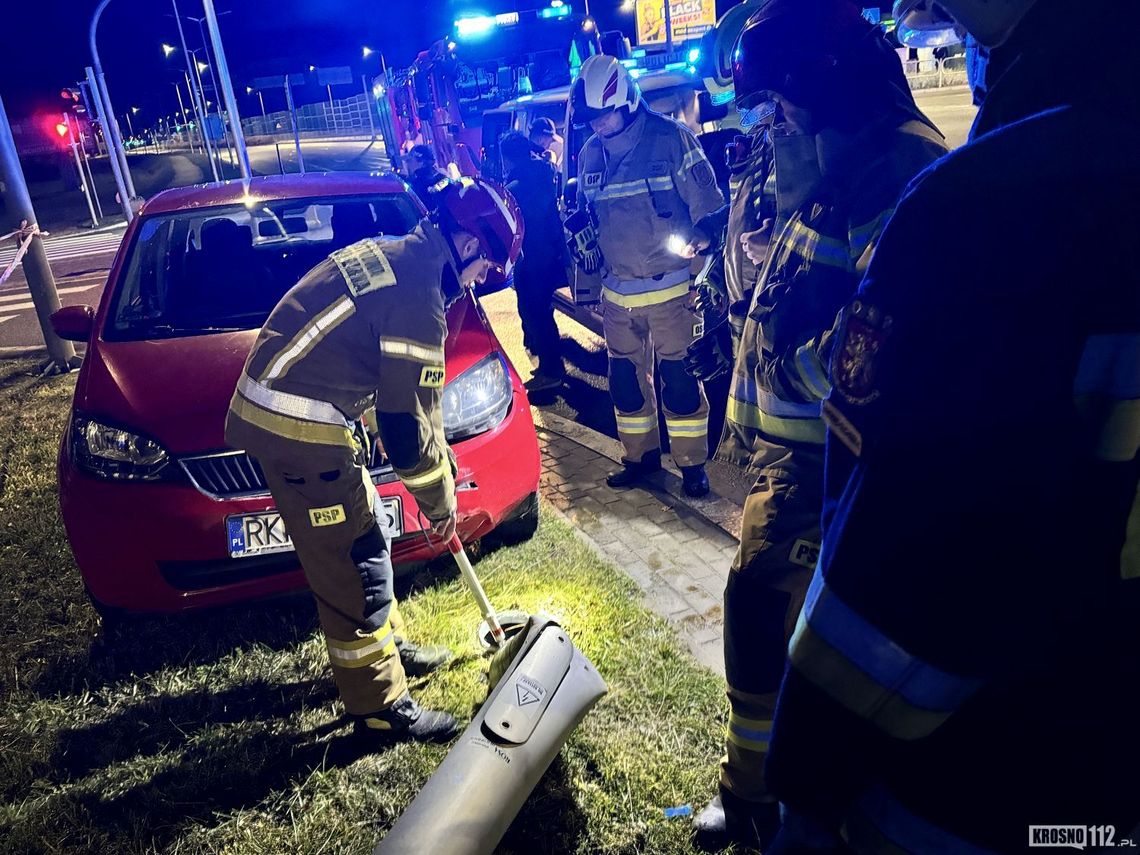 Kolizja na ważnym skrzyżowaniu w Krośnie. Powalona latarnia