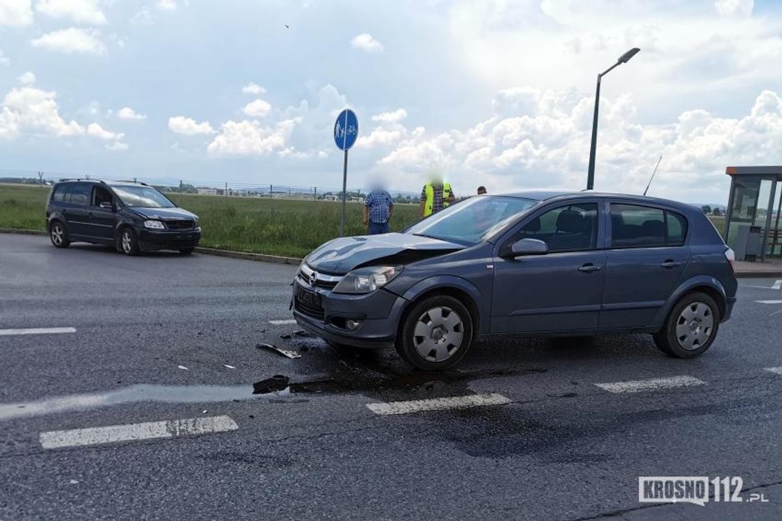 Kolizja Opla i Volkswagena na Zręcińskiej w Krośnie