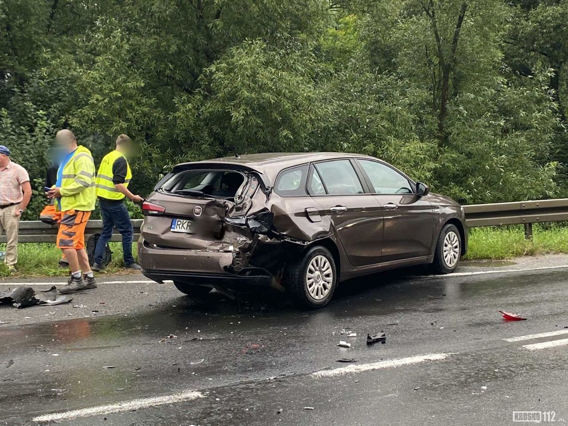 Kolizja osobówek z dostawczym Renault na DK19 w Pustynach