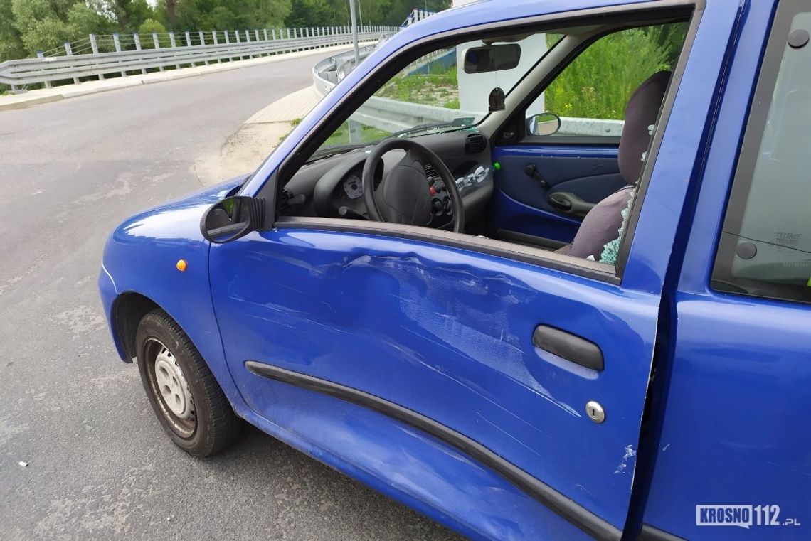 Kolizja przed mostem. Zderzenie osobówki z dostawczym