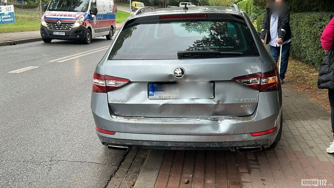 Kolizja Skody i Peugeota na Korczyńskiej. Pieszy na drodze i mokra nawierzchnia Kolizja Skody i Peugeota na Korczyńskiej. Pieszy na drodze i mokra nawierzchnia
