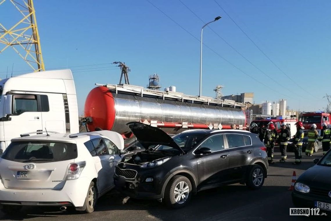 ? Kolizja trzech osobówek i cysterny na skrzyżowaniu Podkarpackiej i Tysiąclecia