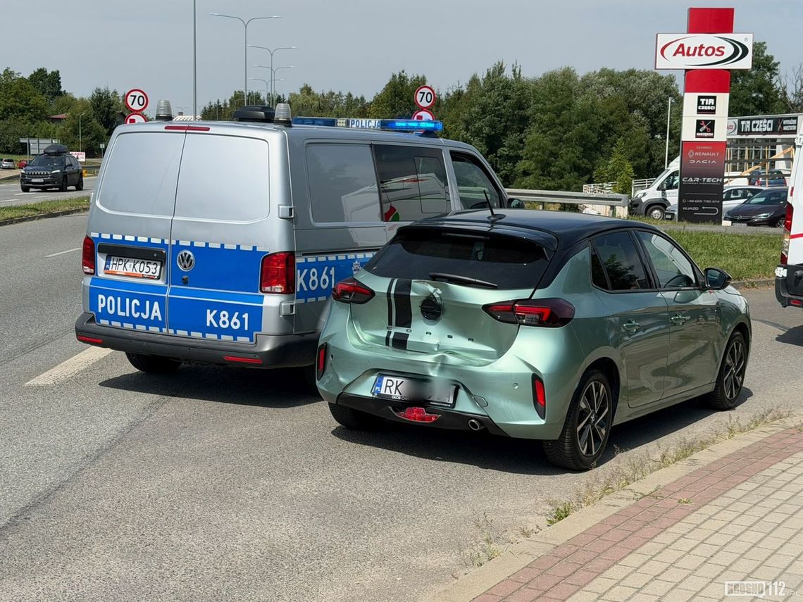 Kolizja w Krośnie. Fordem najechał na tył Opla Kolizja w Krośnie. Fordem najechał na tył Opla