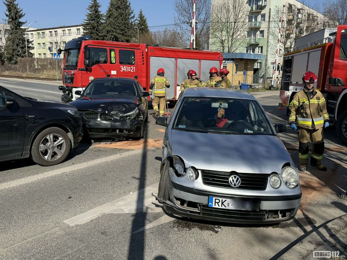 Kolizja w Krośnie. Sprawcą 18-latek w BMW, poszkodowany bez uprawnień Kolizja w Krośnie. Sprawcą 18-latek w BMW, poszkodowany bez uprawnień