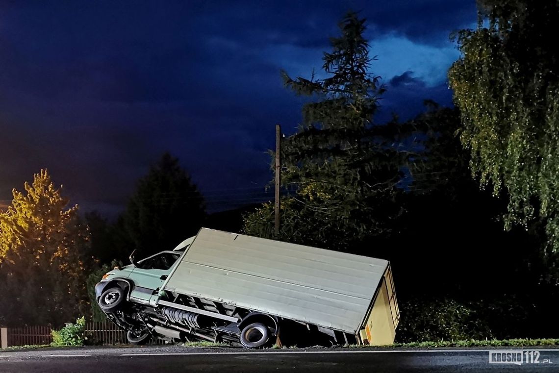 Kolizja w Miejscu Piastowym. Iveco wpadło do rowu