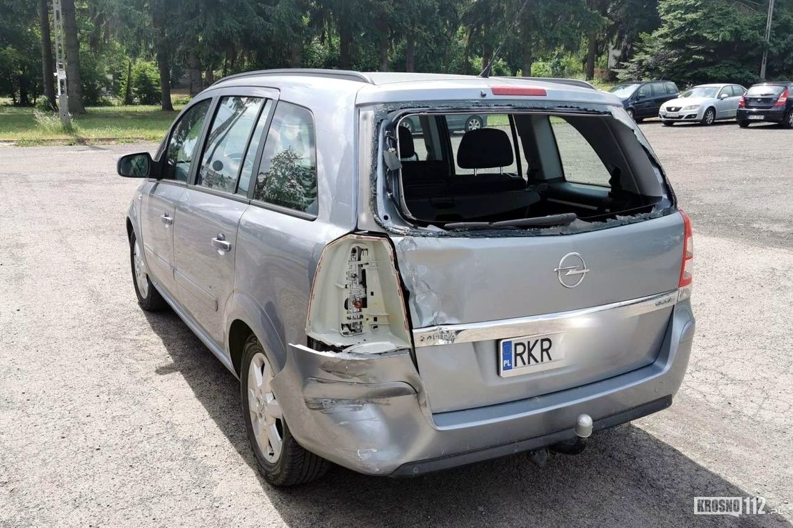 Kolizja w Ustrobnej. Ciężarową scanią najechał na tył opla