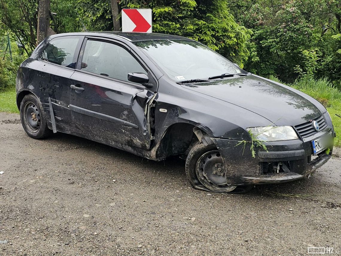 Kolizja w Wietrznie. Samochód uderzył w skarpę
