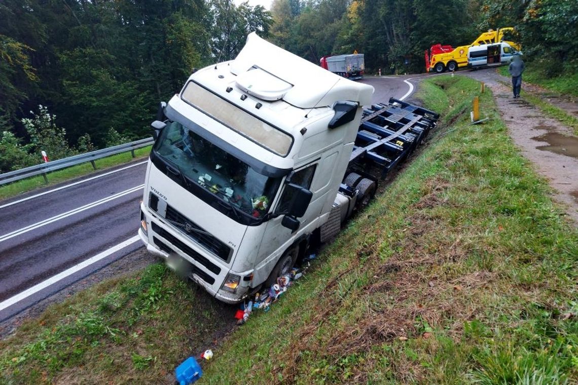 Kolizja w Woli Komborskiej na DK19. Ciągnik z naczepą w rowie