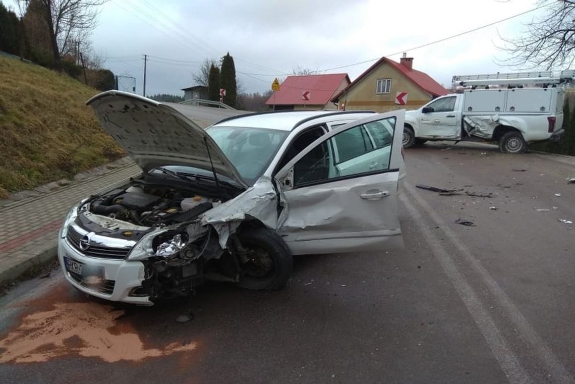 Kolizje na śliskich drogach. Powodem plama ropopochodna