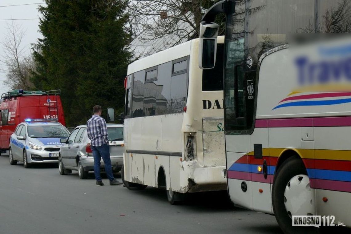 Kolizje w Iwoniczu. Zderzenie osobówki, busa i autobusu