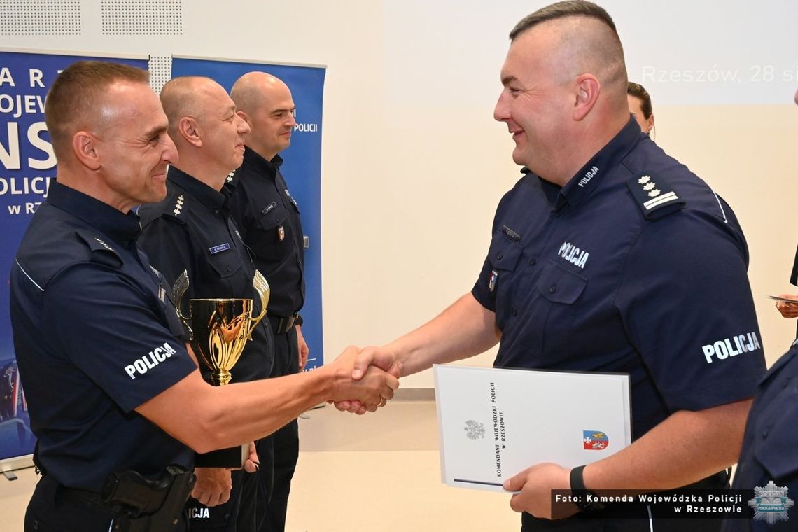 Kom. Paweł Buczyński z Krosna wśród najlepszych w konkursie „Dzielnicowy Roku” Kom. Paweł Buczyński z Krosna wśród najlepszych w konkursie „Dzielnicowy Roku”