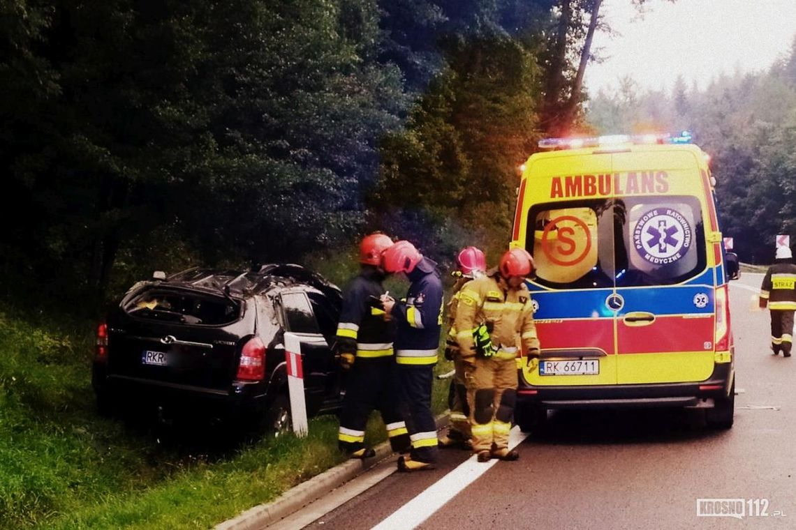? Kombornia/DK19. Samochód w rowie. Potrzebna pomoc służb