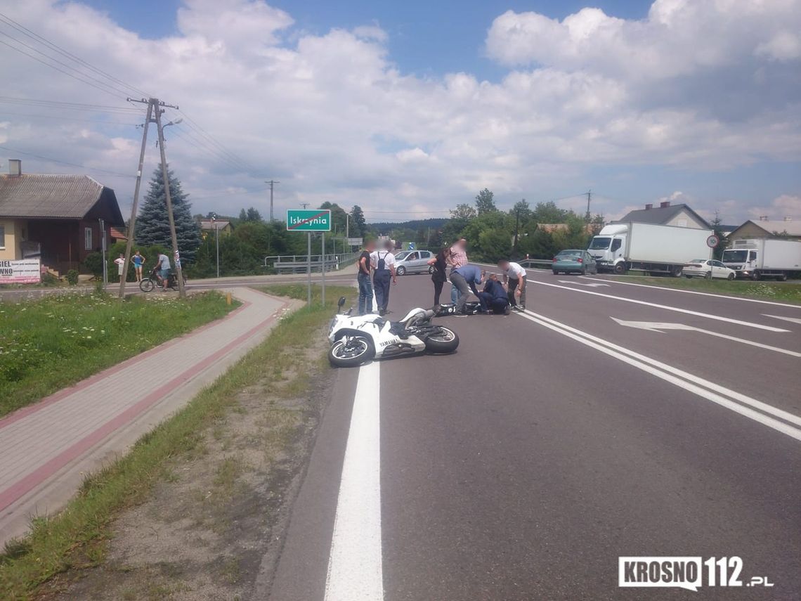 KOMBORNIA: Kierowca motocykla wjechał w tył Fiata
