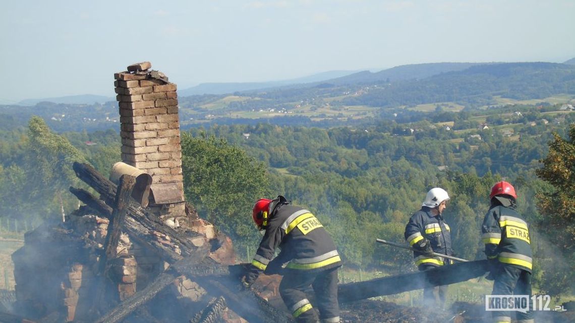 Kombornia: Pożar drewnianego budynku w trudno dostępnym terenie