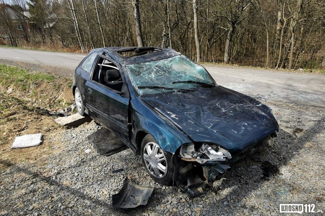 KOMBORNIA: Uderzył Hondą w mostek. Kierowca oddalił się