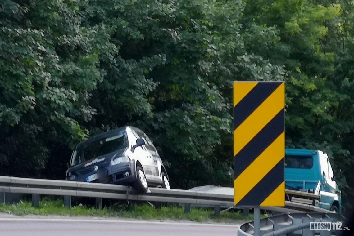 Kombornia. Volkswagen zatrzymał się na barierce