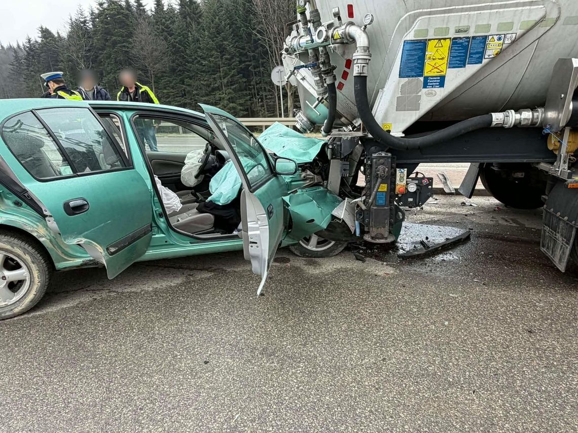 Kombornia. Wjechał w tył zaparkowanej ciężarówki Kombornia. Wjechał w tył zaparkowanej ciężarówki