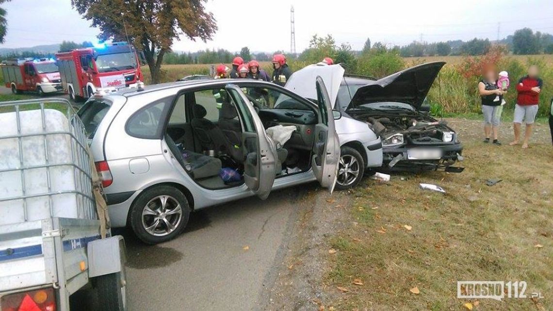 Kombornia: Zderzenie dwóch samochodów na łuku drogi