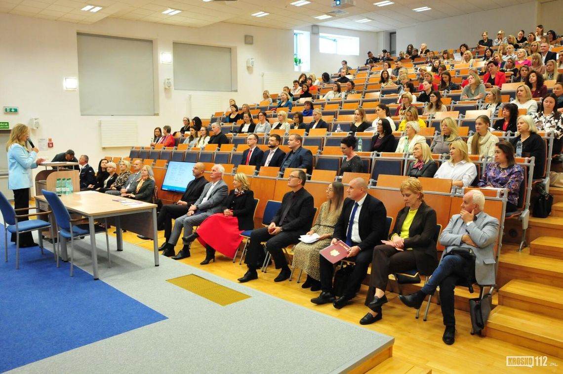 Konferencja "Dzieci i młodzież w dobie chaosu dnia codziennego. Rodzicielskie wyzwania" Konferencja "Dzieci i młodzież w dobie chaosu dnia codziennego. Rodzicielskie wyzwania"