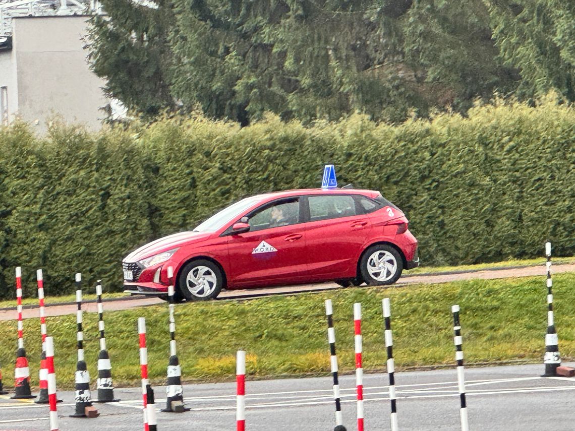 Koniec „jazdy na tyczki”. Z egzaminu znika plac manewrowy