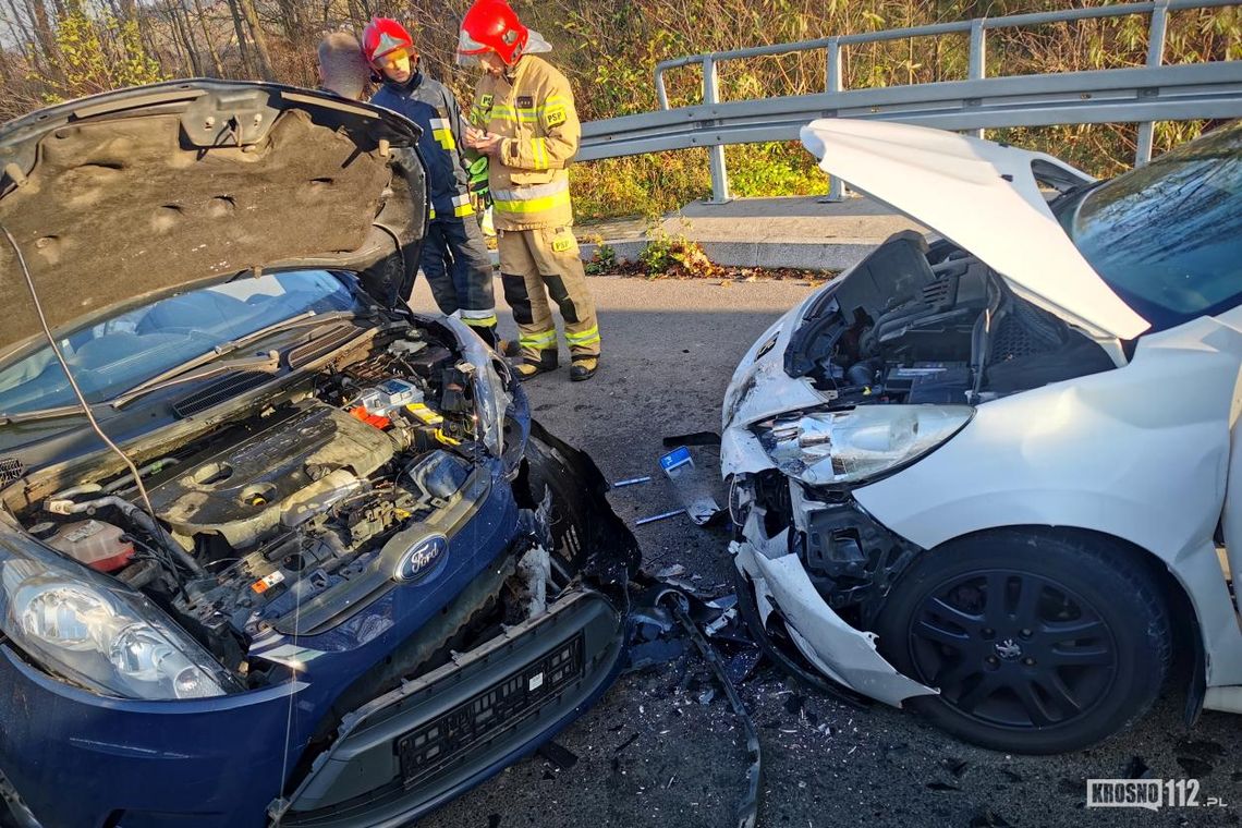 ? Korczyna. 14-latka i 44-latka ranne w zderzeniu czołowym samochodów
