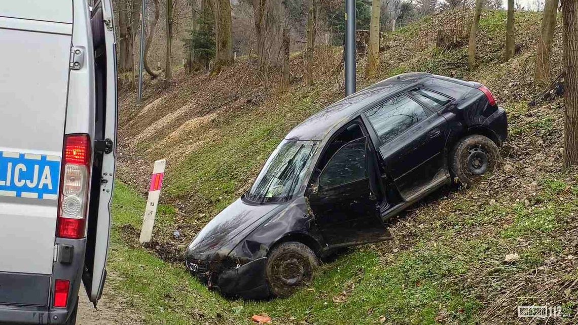 Korczyna. Kierująca audi wjechała do rowu