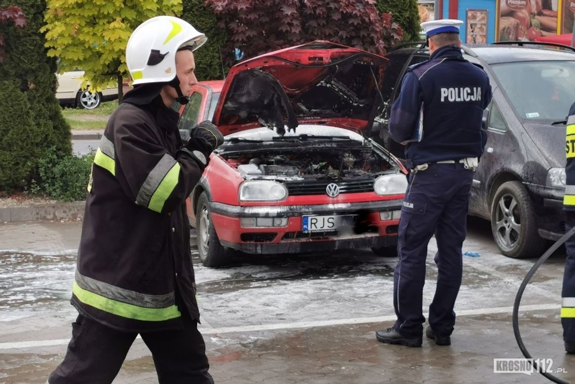 KORCZYNA: Pożar samochodu obok Biedronki