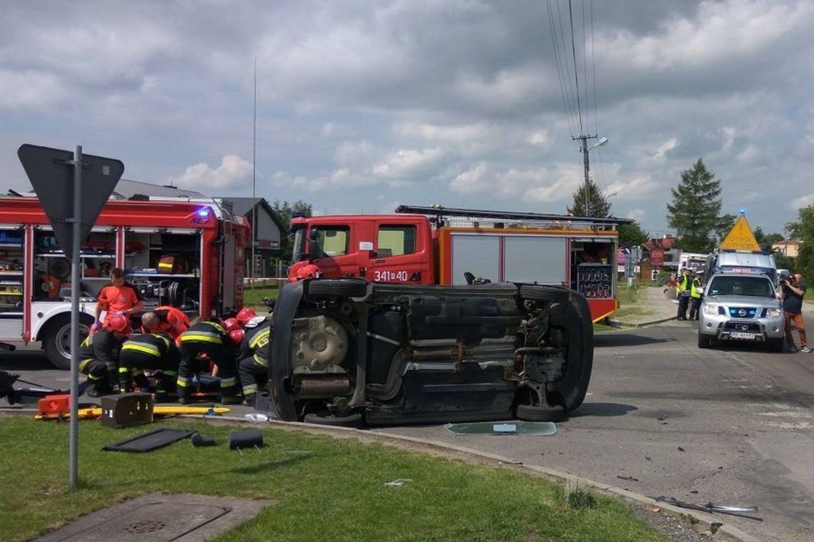 KORCZYNA: Strażacy uwalniali kobietę uwięzioną w pojeździe