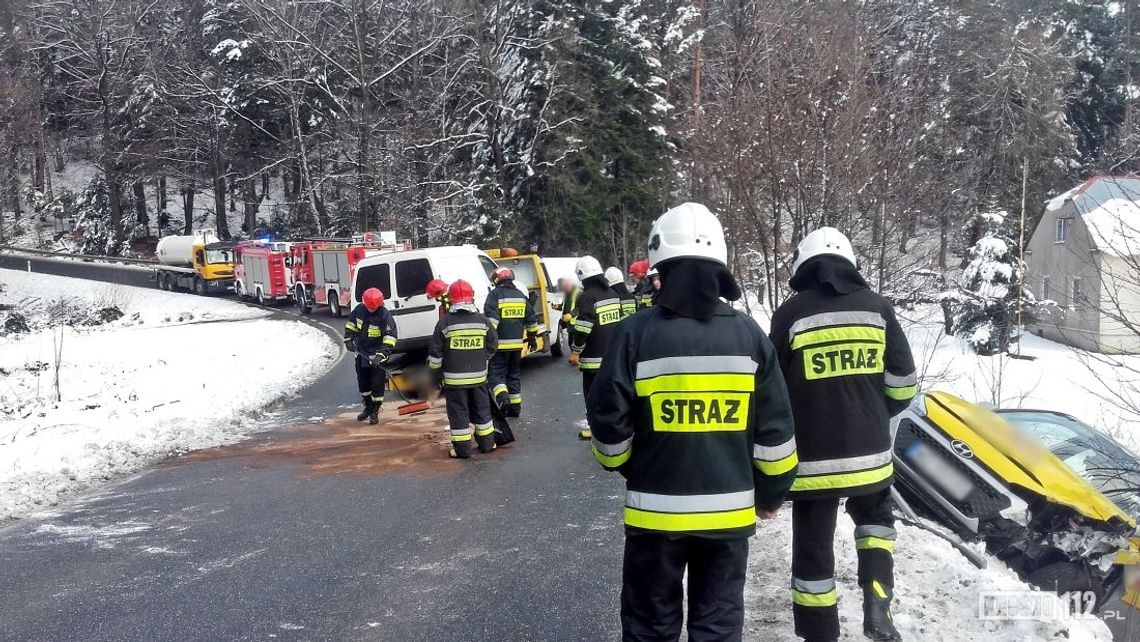 Korczyna: Zderzenie aut na łuku drogi