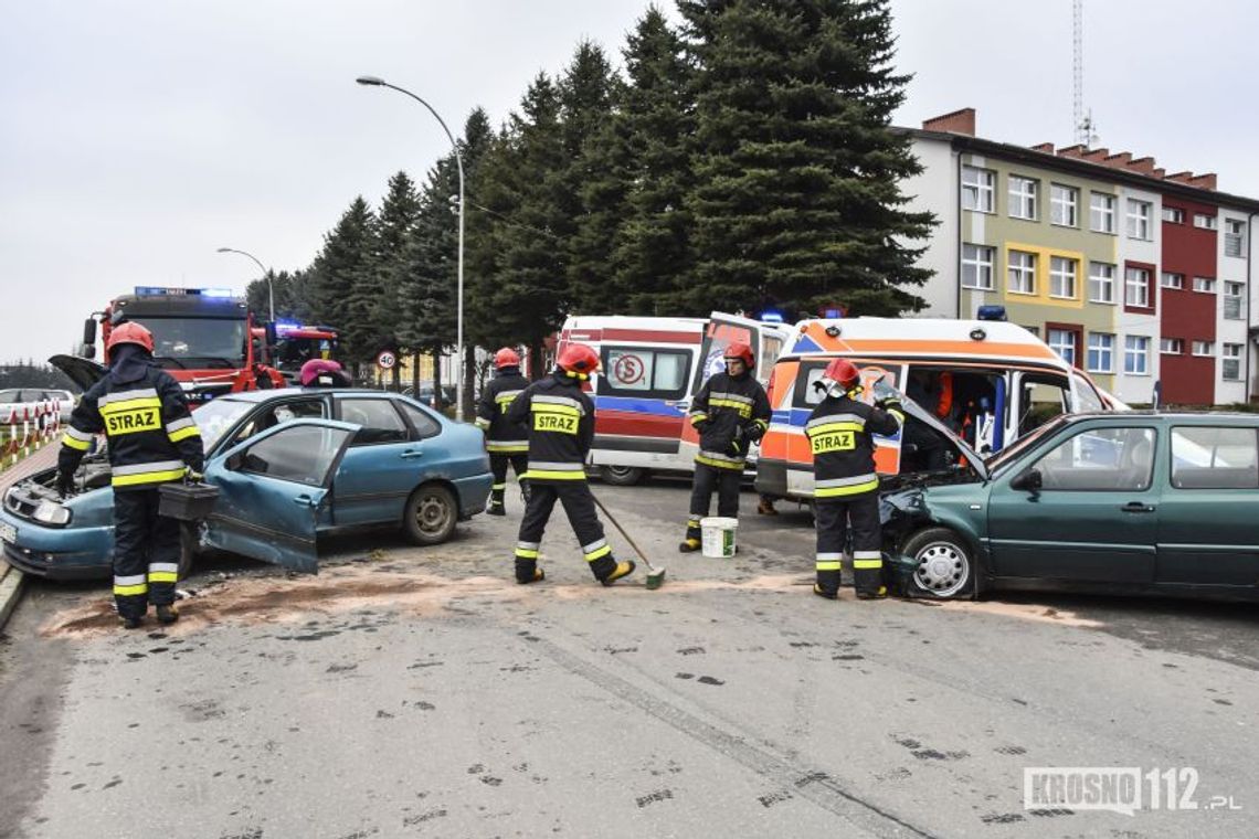 Korczyna: Zderzenie dwóch samochodów obok szkoły