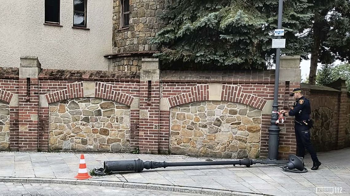 Kraksa na Franciszkańskiej. Mercedesem uszkodziła latarnię Kraksa na Franciszkańskiej. Mercedesem uszkodziła latarnię