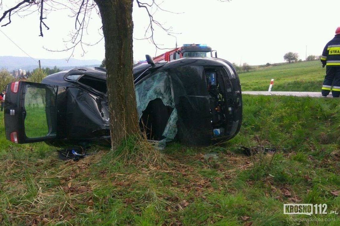 KRASNA: Seat uderzył w drzewo. Cztery osoby ranne