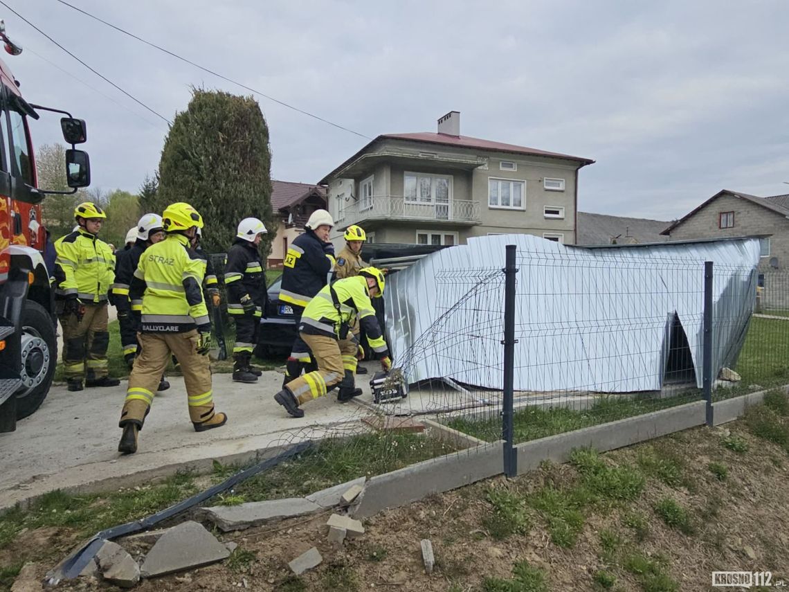 Królik Polski. Samochodem wjechał w blaszany garaż