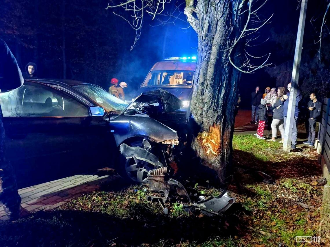 Krościenko Wyżne. Audi wbiło się w drzewo [AKTUALIZACJA]