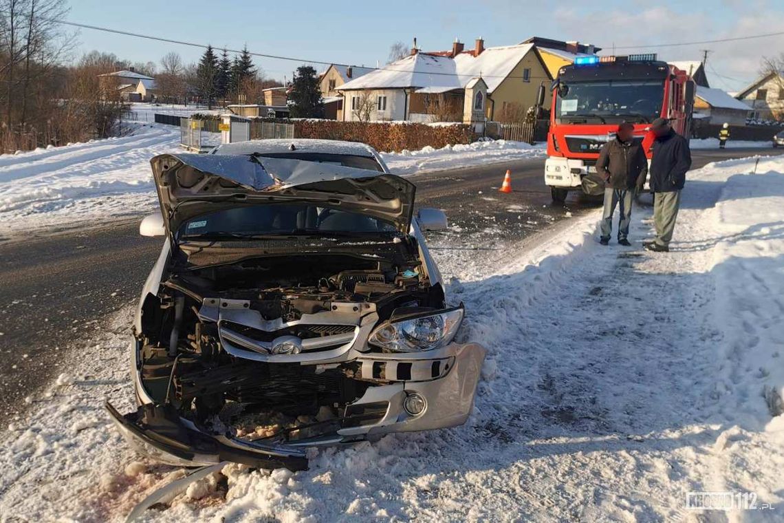 Krościenko Wyżne. Samochodem wjechała w ogrodzenie