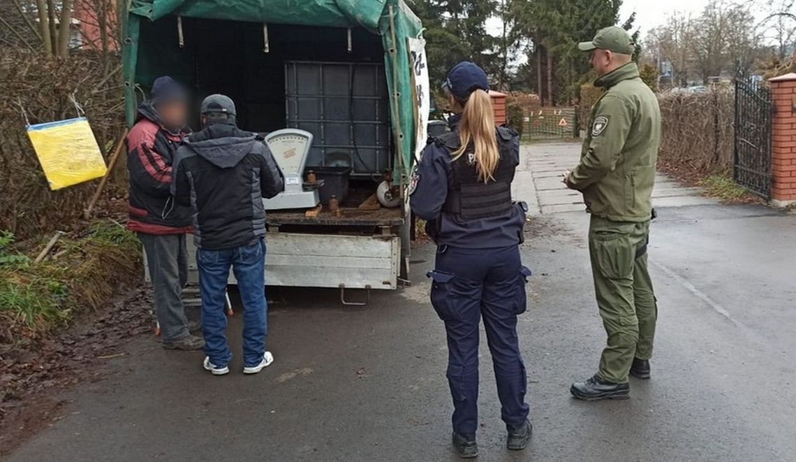 Krośnieńscy mundurowi sprawdzają legalność handlu karpiem