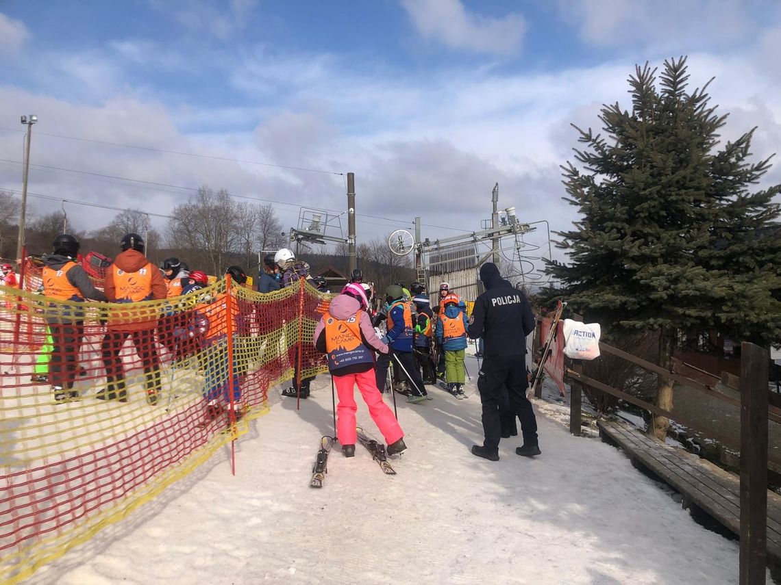 Krośnieńscy policjanci promują bezpieczeństwo na stoku i lodowisku