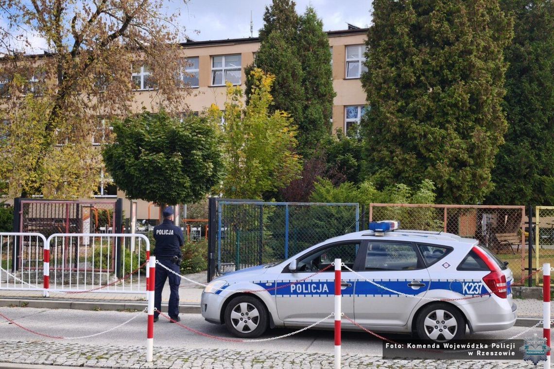 Krośnieńska policja dbają o bezpieczeństwo uczniów. Więcej patrol przy szkołach Krośnieńska policja dbają o bezpieczeństwo uczniów. Więcej patrol przy szkołach