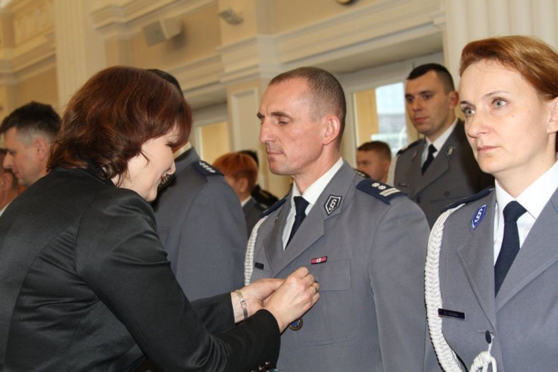 Krośnieński szeryf wyróżniony Brązową Odznaką "Zasłużony Policjant"