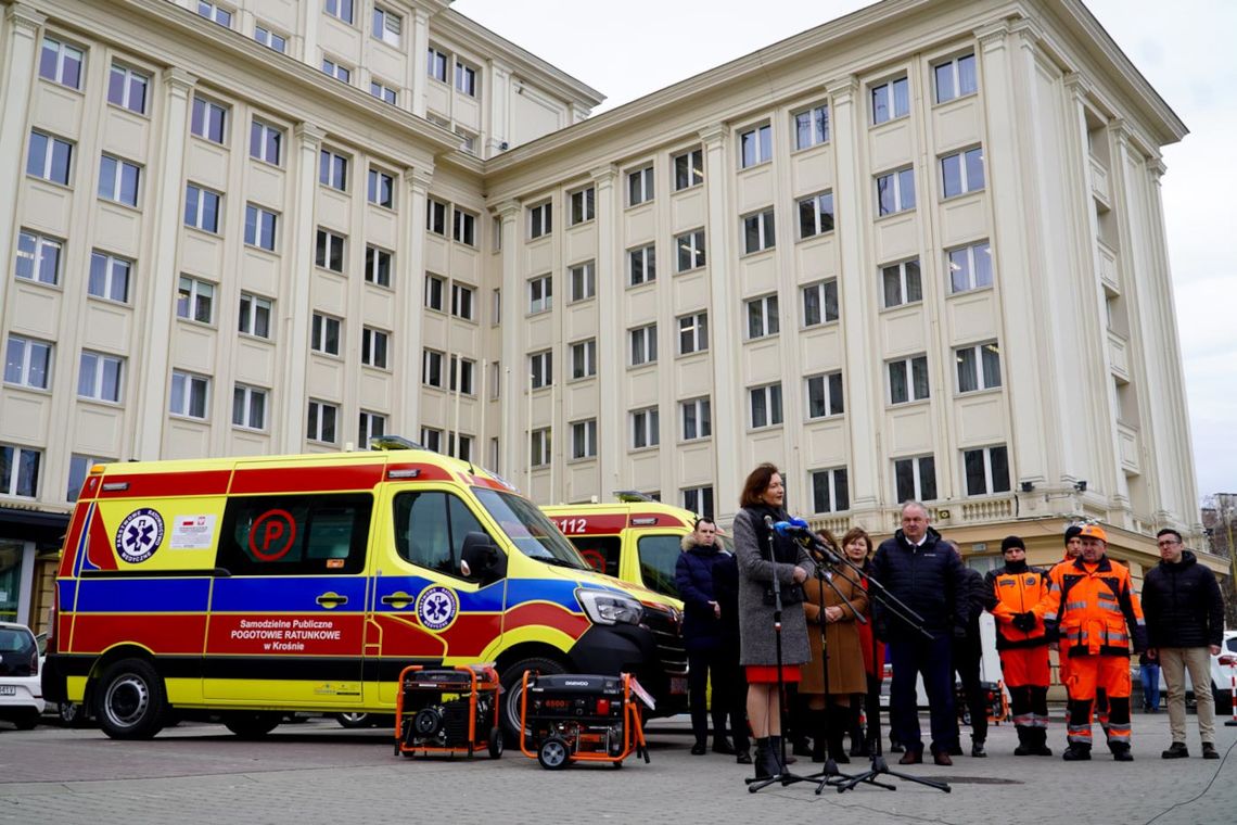 Krośnieńskie pogotowie ma nową karetkę. Dziś została oficjalnie przekazana przez wojewodę